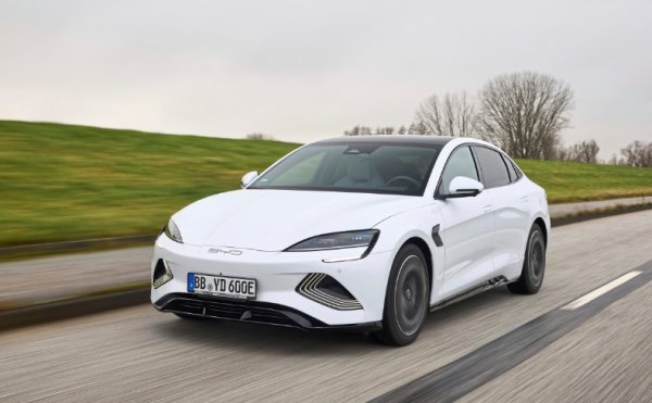 Най-добра вносна кола от среден клас

Истински китайски хит е спортният седан с четири врати BYD Seal. Това, което азиатците са създали тук, горе-долу от нищото, е забележително. С номинална мощност от 530 к.с. и въртящ момент от 670 Нм , електрическият автомобил с характерен дизайн ускорява до 100 км/ч за 3,9 секунди. По отношение на удоволствието от шофирането и пъргавината, той със сигурност може да се конкурира с утвърдени европейски премиум производители. Няма недостиг на майсторство и използвани материали.

Дизайнерската концепция на Seal впечатлява със своя уникален характер и елегантност. В допълнение, той показва наистина добра цифра с тестова консумация от 23,1 kWh/100 км. Със своята батерия от 82,5 kWh – китаецът стига реален пробег от 394 километра. Много екстри – като 360-градусова камера или head-up дисплей, вече са инсталирани без допълнително заплащане. За да противодейства на съмняващите се в новата марка, BYD предлага шестгодишна гаранция с лимит от 150 000 километра. Предстои да видим дали изгодната цена от 50 990 евро ще издържи много по-дълго с оглед на вносните мита, наложени от Европейската комисия.
